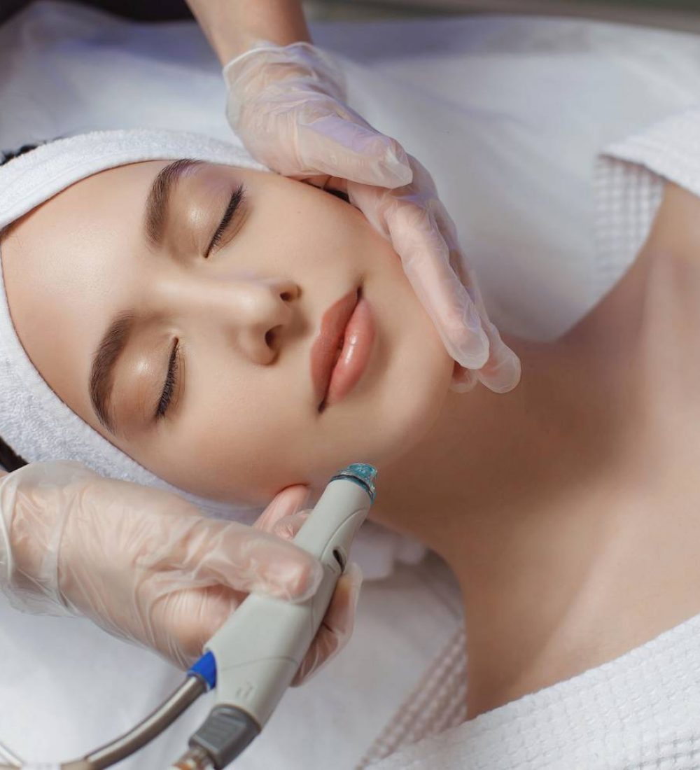 woman-receiving-microdermabrasion-therapy-forehead-beauty-spa